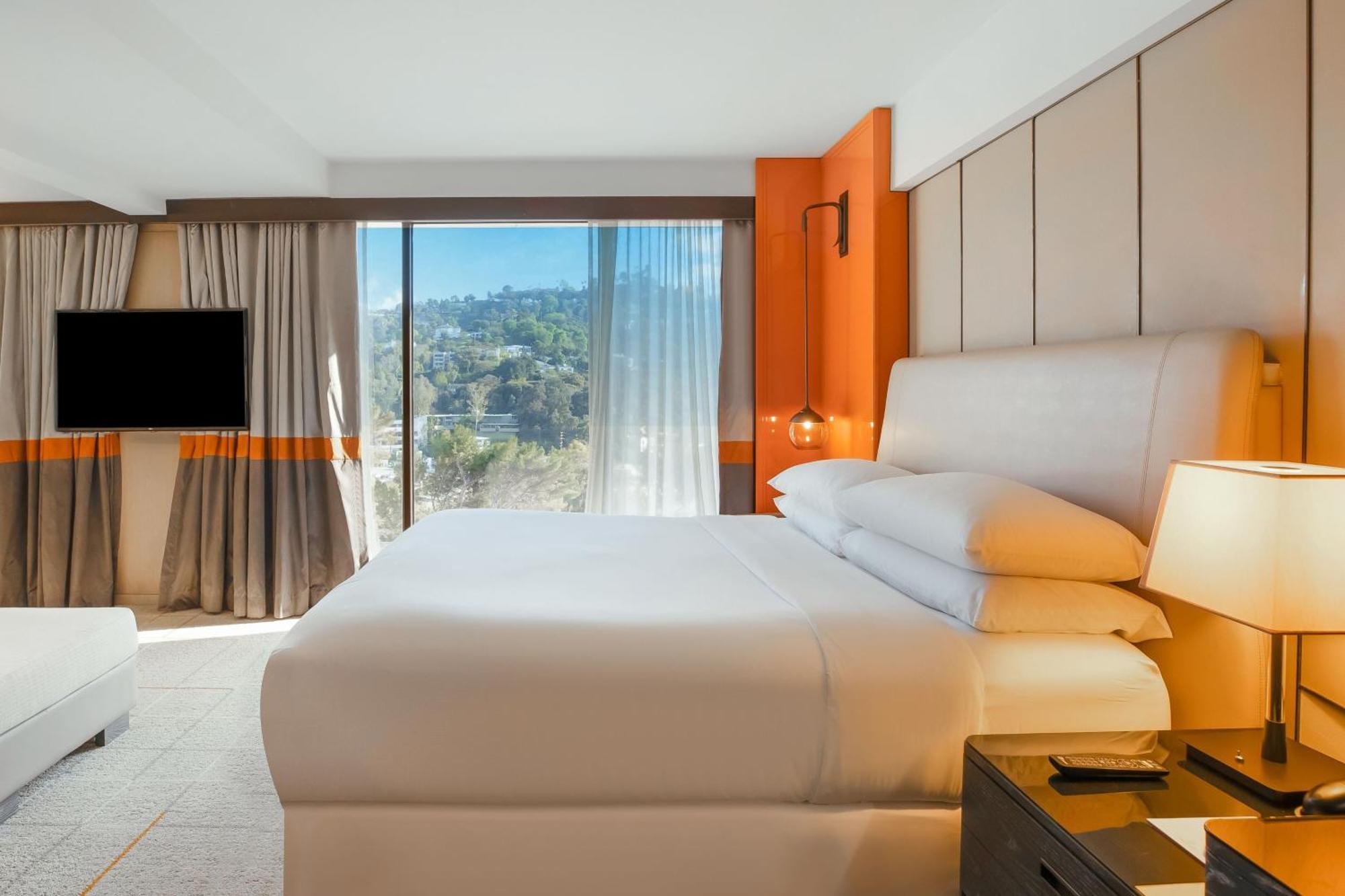Sheraton Universal Hotel 4*