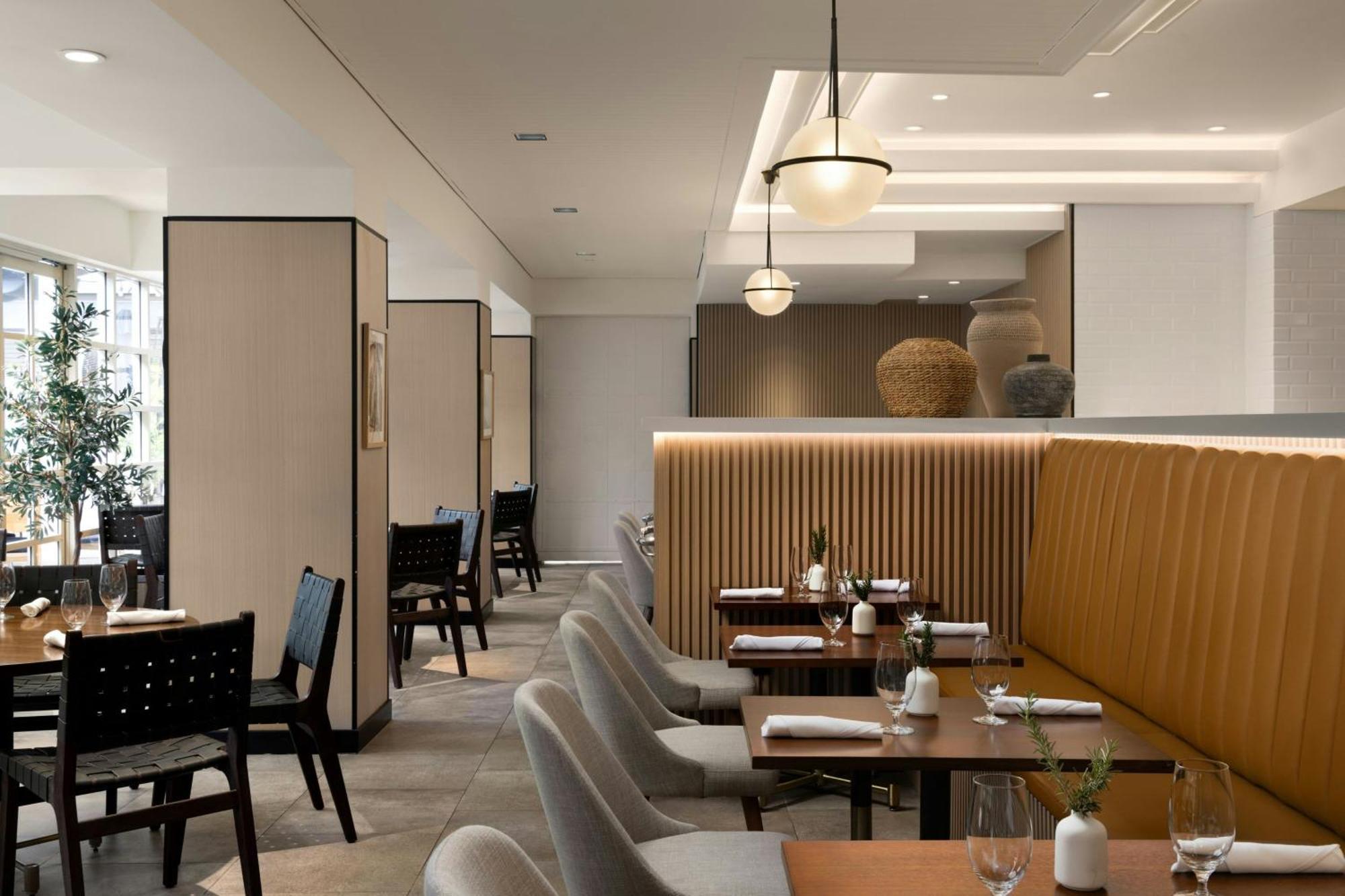 Sheraton Universal Hotel 4*